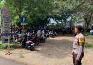 Bripka Andi Taufik saat melakukan monitoring di objek wisata pusat laut, Senin (23/3/26).